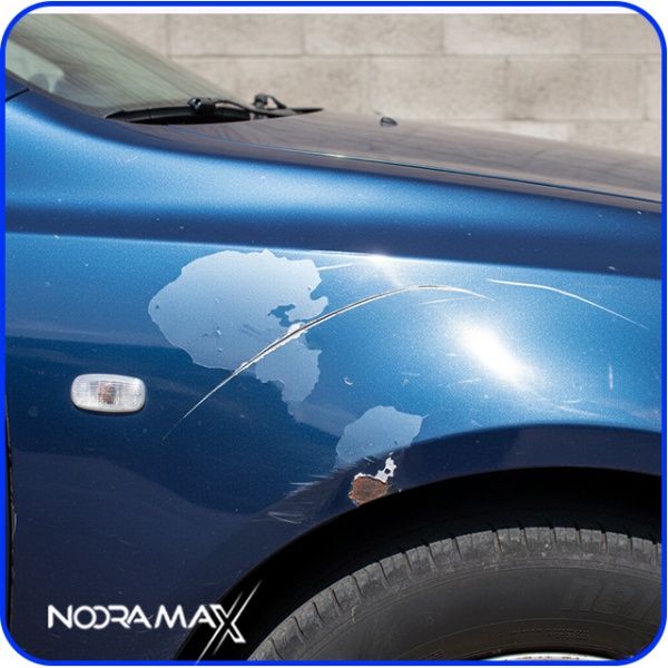 ماشین با رنگ پریدگی و خط و خش